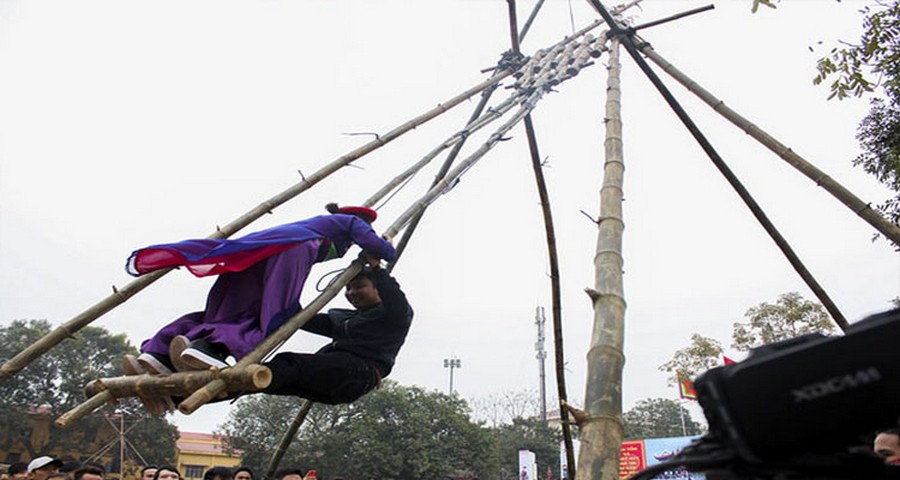 Experience a bamboo swing ride at the Lim Festival.