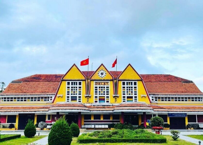 Let's savor the captivating beauty of Da Lat's train station together.