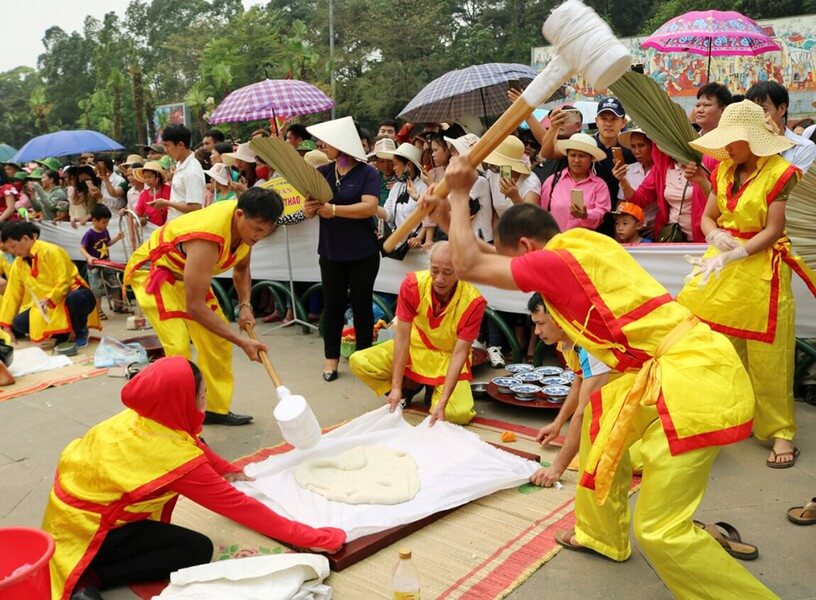 Making sticky rice cakes, a distinctive cultural practice during the Hung Kings' anniversary.