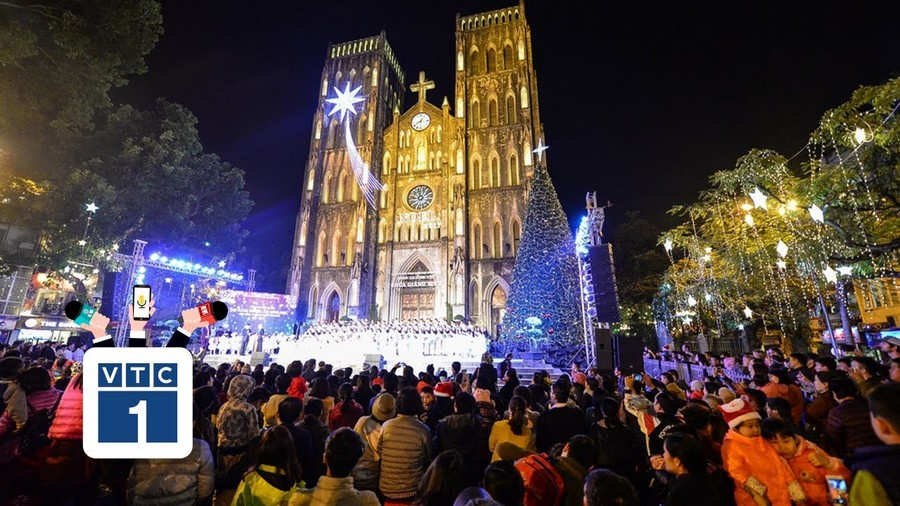 The Hanoi Opera House shimmers and becomes enchanting on Christmas night.