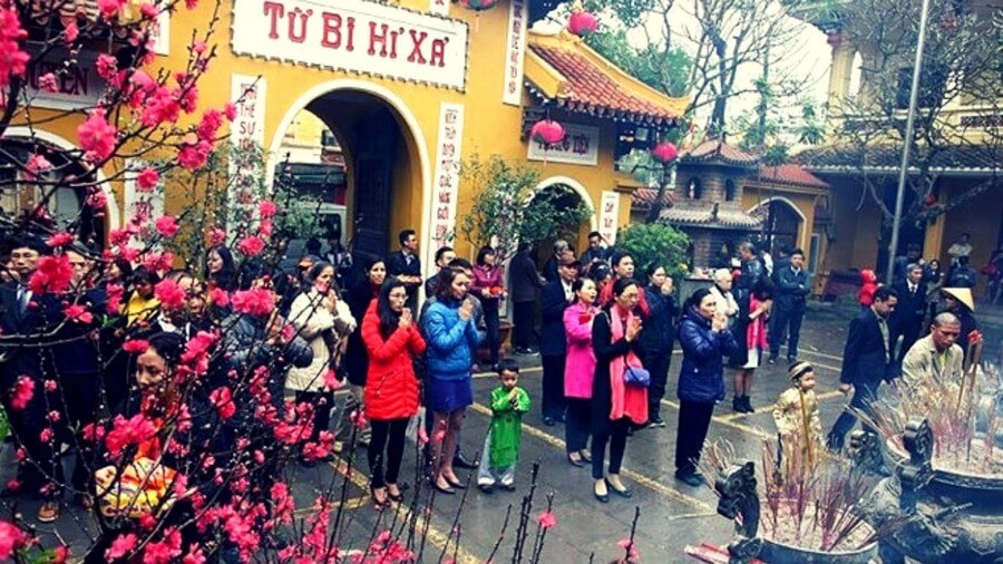 The New Year temple visit, praying for a year of favorable weather, peace, and happiness in life.