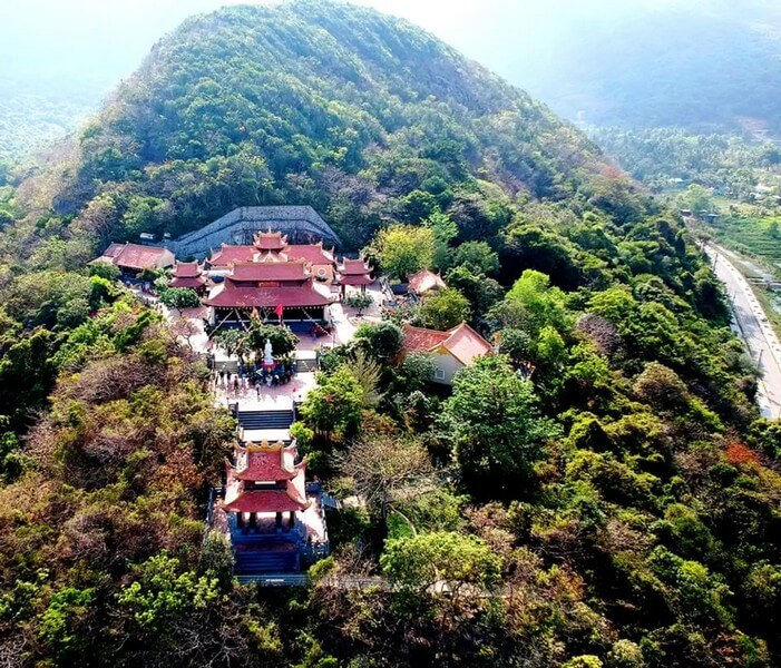 Van Son Pagoda, the foremost temple on Con Dao Island.