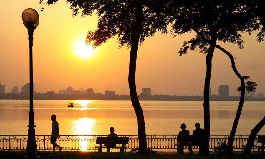 Sunset at West Lake is a captivating spot for many young people, a must-experience destination when visiting Hanoi.